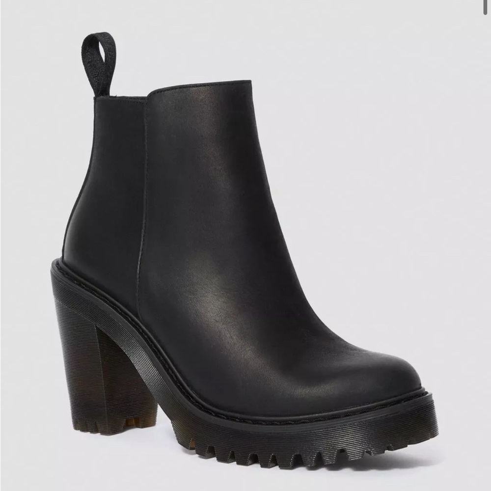 Dr. Martens Magdalena Women’s Leather Heeled Chelsea Boots. Size: 8
